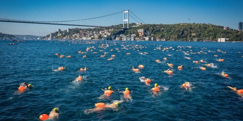 İstanbul Boğazı'nda 38. kez kulaç sesleri yükseldi